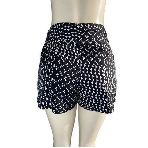 Black & White Printed Shorts by Tea Rose - Picture 5 of 7
